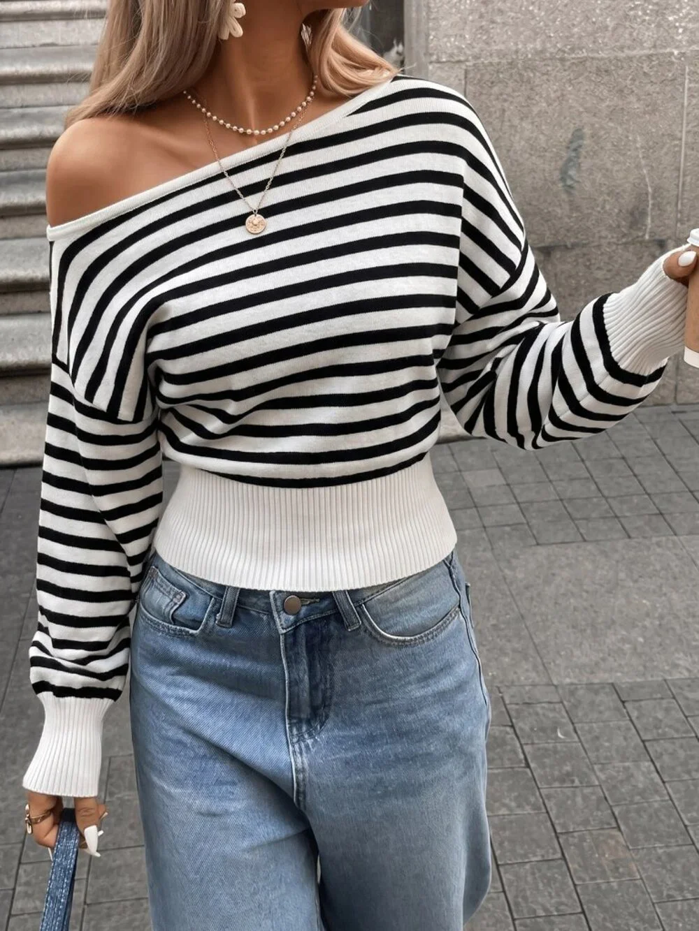 Black And White Casual Women's Off-Shoulder Contrast Stripe Long Sleeve Sweater